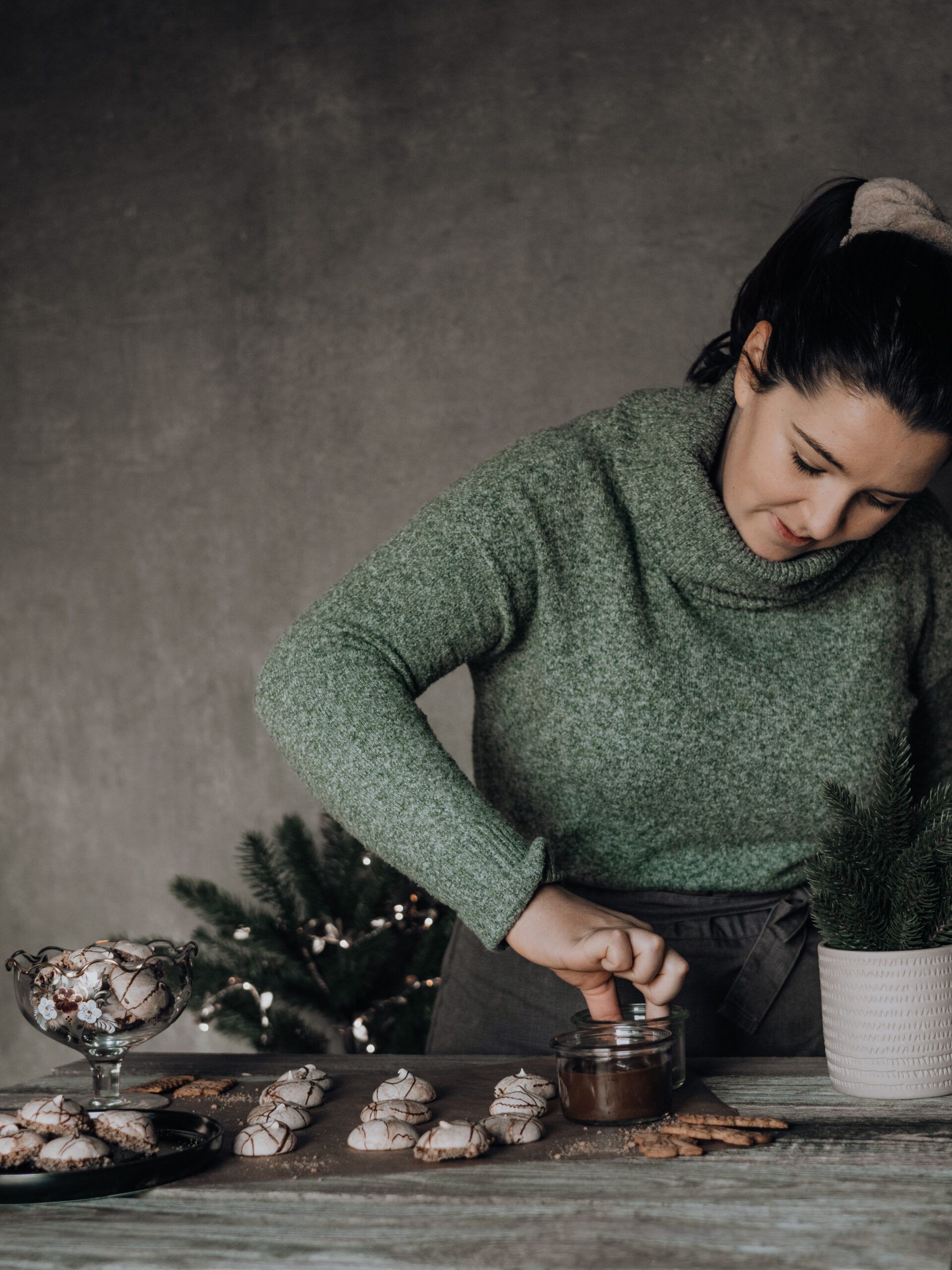 Johanna Rührlinger beim dekorieren einer Torte